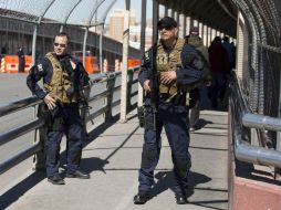 : En algunos puntos de control, agentes fronterizos revisan las redes sociales  de los viajeros. AP / ARCHIVO