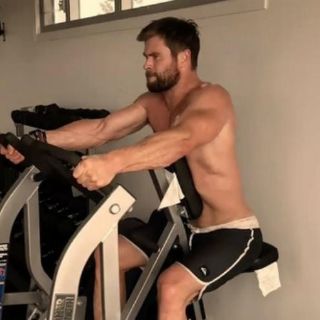 Chris Hemsworth presume momentos de su agotador entrenamiento físico