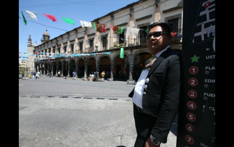 Un músico aguarda por clientes en la Plaza de los Mariachis. EL INFORMADOR / R. Tamayo