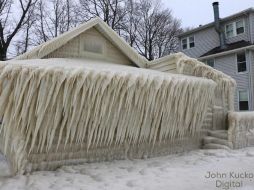 El fotógrafo dice que es ''muy gracioso'' que algunos opinen que él roció espuma sobre la casa o usó Photoshop para manipular. FACEBOOK / John Kucko Digital
