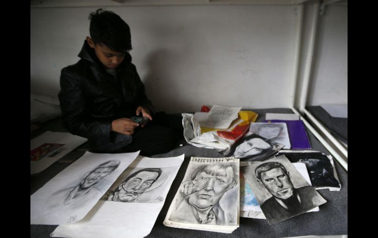 'Un día haré un dibujo de Picasso también', asegura el pequeño, que se encuentra varado en Serbia con su familia. AP / D. Vojinovic
