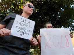 Simpatizantes del ex presidente brasileño. Lula declara como acusado de intentar ''obstruir'' la investigación en Petrobras. EFE / J. Alves