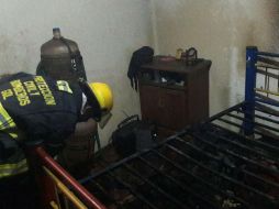 Bomberos realizan los trabajos correspondientes para evitar que el incendio se propagara. ESPECIAL /