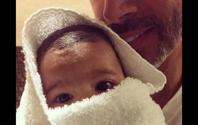 Quién es la oruga saliendo de su capullo, escribe en la publicación Mayer. INSTAGRAM / sergiomayerb