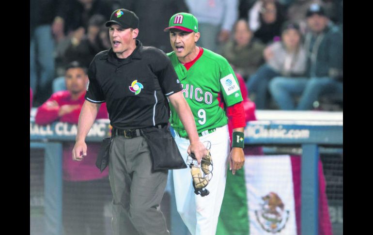 El mánager de la Selección mexicana, Édgar González, reclama al umpire tras ser expulsado en el juego ante Venezuela. MEXSPORT /