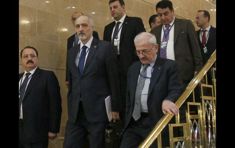 Riad Haddad (i) y otros delegados llegan a asistir a la tercera ronda de conversaciones de paz en Siria en el Hotel Presidente Rixos. AFP / S. Filippov