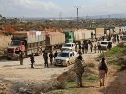 Un total de 76 camiones con comida y medicinas fueron enviados en coolaboración con la Media Luna Roja Siria y la ONU. AFP / O. Kadour