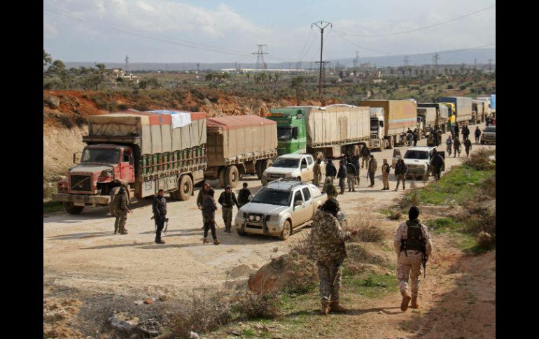 Un total de 76 camiones con comida y medicinas fueron enviados en coolaboración con la Media Luna Roja Siria y la ONU. AFP / O. Kadour