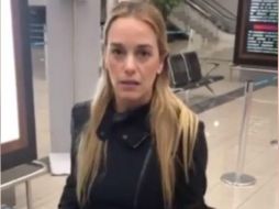 En el video se ve a Tintori con una maleta junto a varios controles de la terminal aérea. FACEBOOK / Lilian Tintori