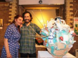 Los artistas Eva Lis y Pablo Ángel Lugo, ganadores de Camaradas 2016 junto a la escultura ‘‘Inhabitants of Nowhere’’. ESPECIAL / embamex2.sre.gob.mx