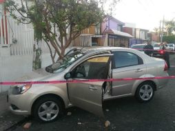 Al darse cuenta de la herida en su hombro, la mujer pierde el control de su automóvil y se impacta con jardinera. ESPECIAL /