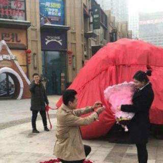 Chino pide la mano de su novia con meteorito de 33 toneladas