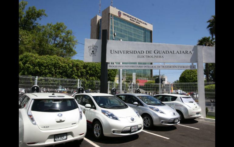 La UdeG inaugura su electrolinera, ubicada en Avenida Vallarta esquina con Enrique Díaz de León. EL INFORMADOR / R. Tamayo