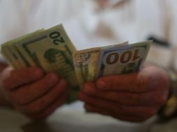 La moneda de origen estadounidense cede al terminar la sesión 47 centavos en referencia al cierre previo. NTX / ARCHIVO