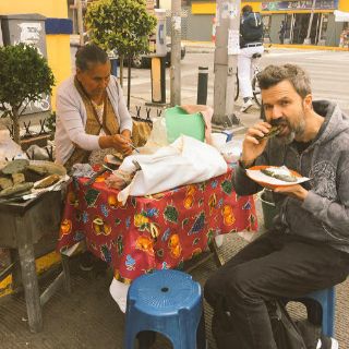 Pau Donés disfruta de quesadillas en la Ciudad de México