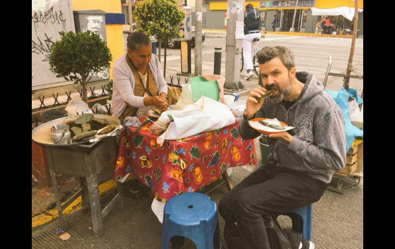 Pau Donés publicó una imagen en su cuenta de Facebook donde señala que come quesadillas de masa azul. FACEBOOK / @JarabedepaloOFICIAL