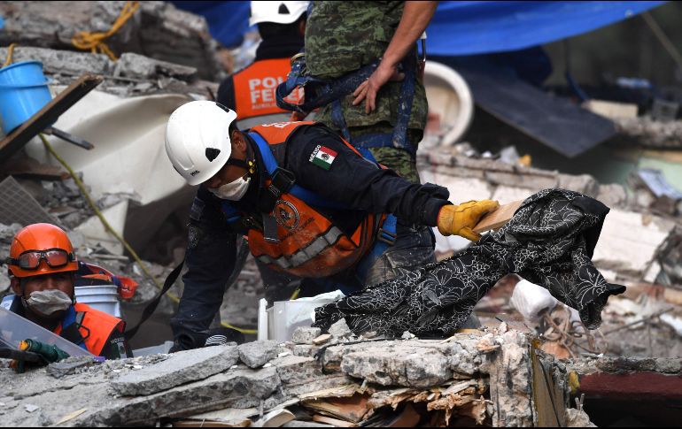 Desde el martes hay trabajos, pero no se consigue encontrar a Laura, quien habita el departamento 404, donde no fue hallada.