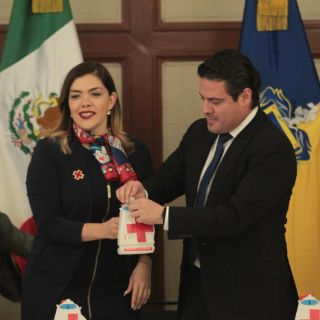 Cruz Roja recibe primer cheque de recaudación de refrendo vehicular