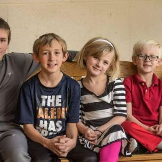 Cinco hermanos buscan familia y más de mil les responden