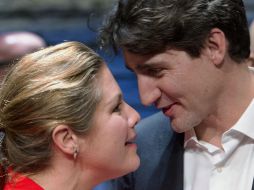 El presidente de Canadá posó frente a las cámara junto a su esposa Sophie Gregoire. AP / R. Remiorz