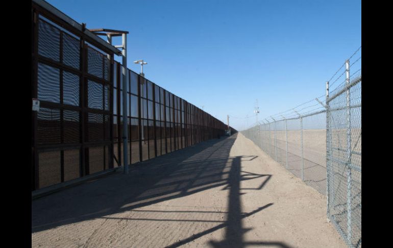 La barrera se iniciaría en los enclaves fronterizos de El Paso, Tucson y El Centro. EFE / ARCHIVO