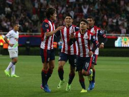 'La Chofis' es felicitado por sus compañeros tras anotar el gol definitivo del partido. EL INFORMADOR / R. Tamayo