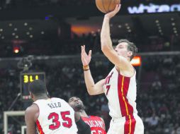 La figura. Goran Dragic realiza un tiro para conseguir dos de los 33 puntos que cosechó ayer en su cuenta personal. AP / A. Díaz