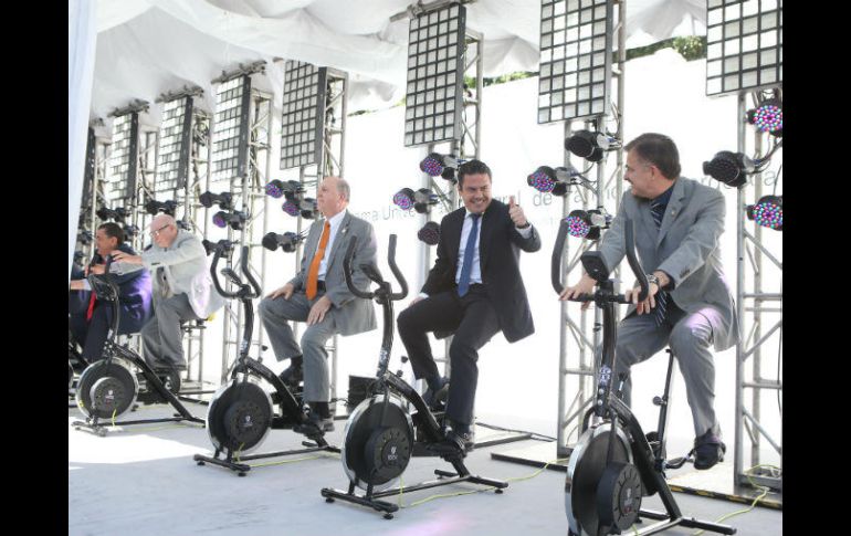 En la presentación de los autos, Aristóteles Sandoval y Tonatiuh Bravo, entre otros, pedalearon para generar energía limpia. EL INFORMADOR / R. Tamayo