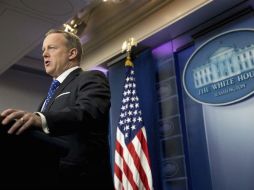 Spicer justifica los decretos firmados por Trump, alegando que el peligro es real y la ley es clara. AP / ARCHIVO