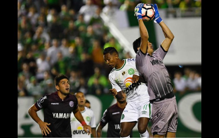 El Chapecoense intentó en varias ocasiones marcar, no obstante la buena actuación del guardameta de Lanús negó que ésto sucediera. AFP / N. Almeida