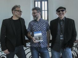 Acompañado de Joselo Rangel y Enrique Blanc, Eduardo Guillot presentó su libro en el marco de la FICG. EL INFORMADOR / F. Atilano