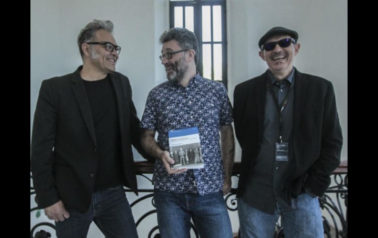 Acompañado de Joselo Rangel y Enrique Blanc, Eduardo Guillot presentó su libro en el marco de la FICG. EL INFORMADOR / F. Atilano