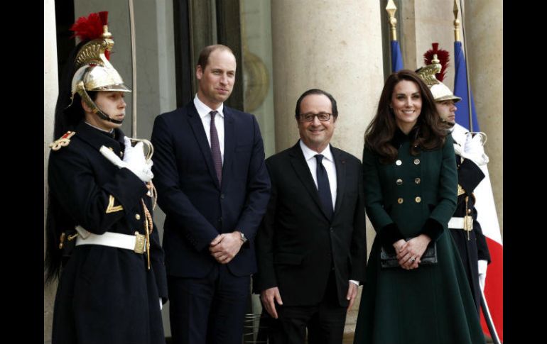 El príncipe y su esposa fueron acogidos por el presidente Hollande en el Palacio del Elíseo. EFE / Y. Valat