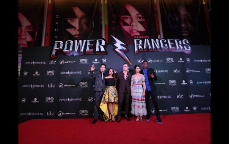 Naomi Scott, Becky G, RJ Cyler, Ludi Lin y Dacre Montgomery acuden a la premier de la película en la Ciudad de México. EFE / S. Gutiérrez