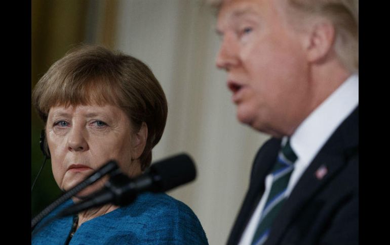 La canciller alemana escuchó en silencio la afirmación de Trump y evitó reaccionar al respecto. AP / E. Vucci