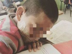 La maestra subió a redes sociales la fotografía de un alumno con cinta en la boca, al parecer, como castigo. ESPECIAL /