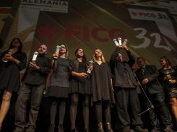 Los ganadores posan junto con sus reconocimientos. EL INFORMADOR / F. Atilano