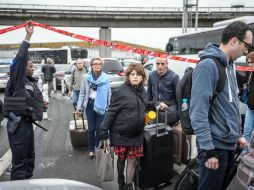 Ante la eventualidad de que el sospechoso tuviera otras armas o explosivos, las autoridades ordenaron la evacuación del aeropuerto. EFE /  C. Petit