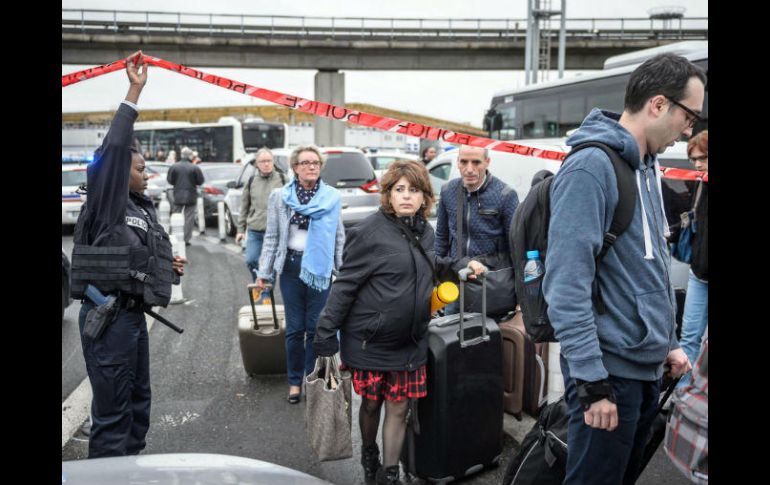 Ante la eventualidad de que el sospechoso tuviera otras armas o explosivos, las autoridades ordenaron la evacuación del aeropuerto. EFE /  C. Petit