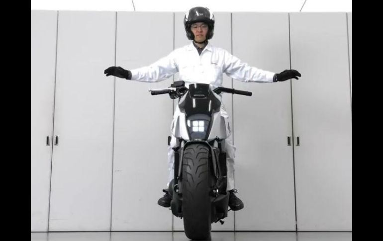 Honda presentó su tecnología Riding Asist: una motocicleta que se mantiene en equilibrio para disminuir accidentes. YOUTUBE / HONDA
