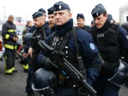 La policía y los servicios de seguridad realizaron un registro total de la base aérea para descartar explosivos. AFP / B. Cremel