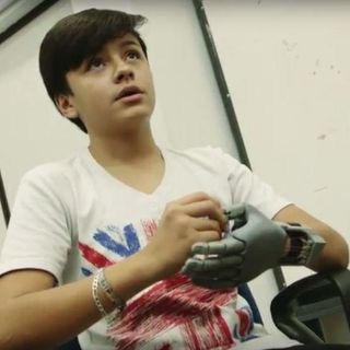 Niño boliviano fabrica su propia mano robótica