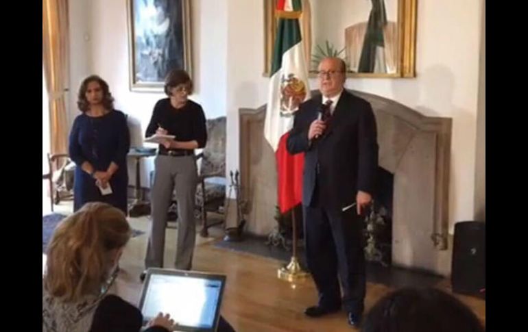 Graco Ramírez entregó una carta en la que la Conago muestra el posicionamiento contra la vulneración de los derechos humanos. TWITTER / @gracoramirez