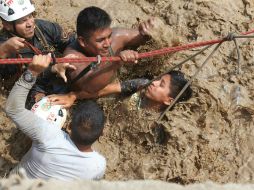 Las labores de rescate por parte de bomberos y autoridades no han cesado debido al riesgo de las zonas más afectadas. EFE / E. Arias