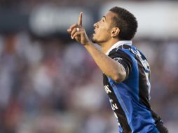 Camilo Sanvezzo celebra su gol que selló el triunfo de Querétaro. MEXSPORT / O. Martínez