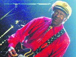 Chuck Berry fue parte del primer grupo de cantantes en entrar en el Salón de la Fama del Rock and Roll de Cleveland. ESPECIAL /
