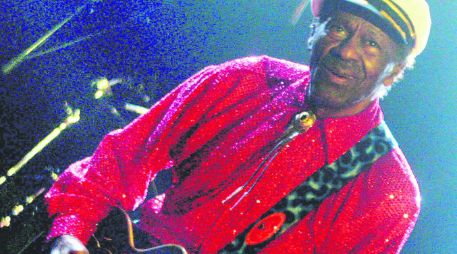 Chuck Berry fue parte del primer grupo de cantantes en entrar en el Salón de la Fama del Rock and Roll de Cleveland. ESPECIAL /