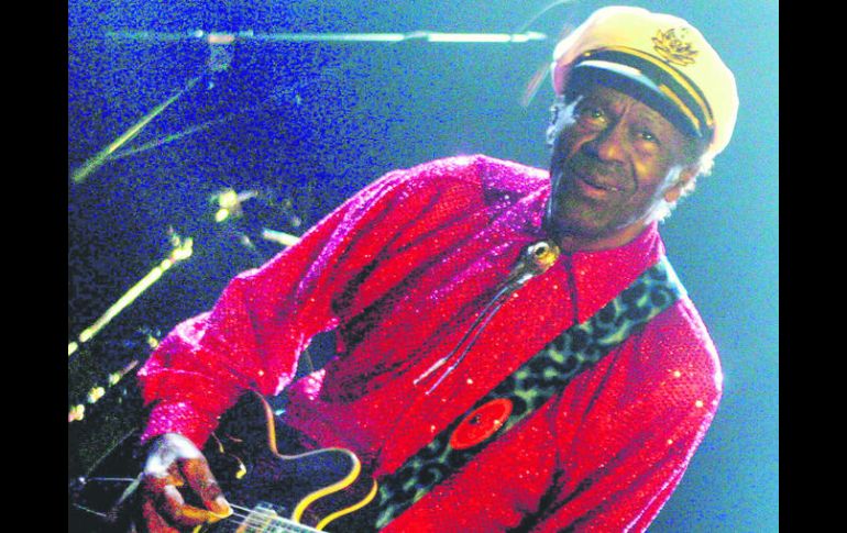 Chuck Berry fue parte del primer grupo de cantantes en entrar en el Salón de la Fama del Rock and Roll de Cleveland. ESPECIAL /