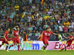 Los jugadores del Toluca festejan su triunfo ante León. MEXSPORT / I. Ortiz