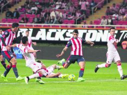 Prepara, apunta... ¡Fuego! Después de conducir el balón a lo largo de más de 40 metros, Alan Pulido abrió el marcador anoche. EL INFORMADOR / R. Tamayo